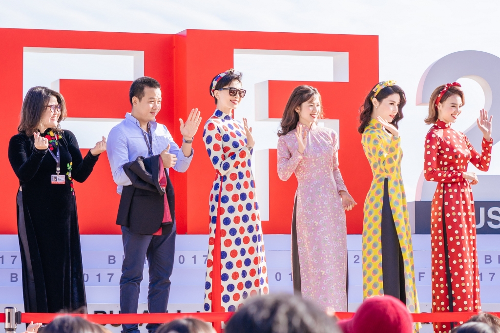 Buổi công chiếu đầu tiên của 'Cô Ba Sài Gòn' tại Hàn Quốc thu hút gần 1.000 khán giả buoi cong chieu dau tien cua co ba sai gon tai han quoc thu hut gan 1000 khan gia