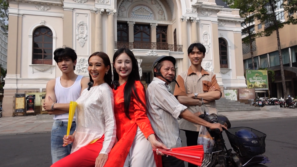 Dàn trai xinh gái đẹp của 'Let’s Feast Vietnam' xuất hiện làm 'náo loạn' phố đi bộ Nguyễn Huệ ngay trong thử thách đậm chất Việt Nam