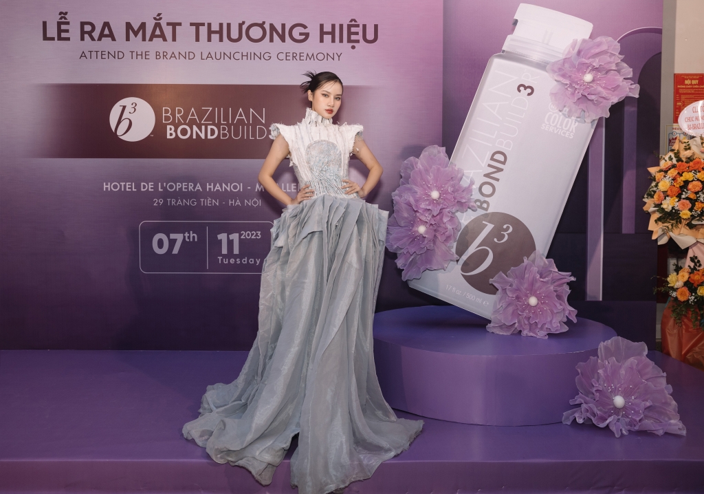 Á hậu Hương Ly thần thái kiêu sa, không góc chết tại sự kiện thời trang tóc Á hậu Hương Ly thần thái kiêu sa, không góc chết tại sự kiện thời trang tóc