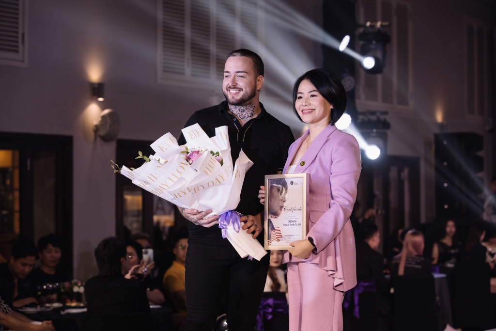 Á hậu Hương Ly thần thái kiêu sa, không góc chết tại sự kiện thời trang tóc Á hậu Hương Ly thần thái kiêu sa, không góc chết tại sự kiện thời trang tóc