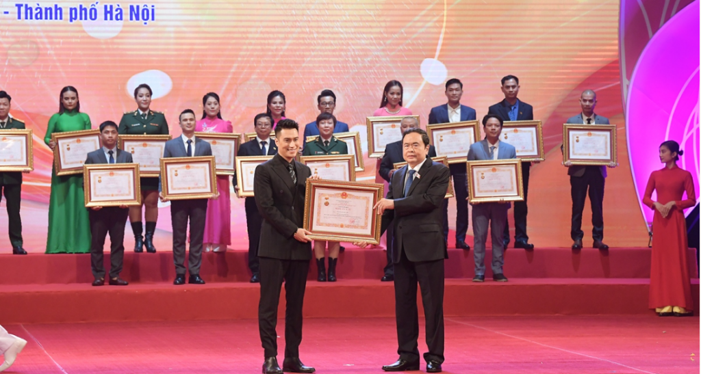 Trần Lực, Quốc Khánh, Mỹ Uyên, Quốc Trung... nhận danh hiệu Nghệ sĩ Nhân dân Trần Lực, Quốc Khánh, Mỹ Uyên, Quốc Trung... nhận danh hiệu Nghệ sĩ Nhân dân