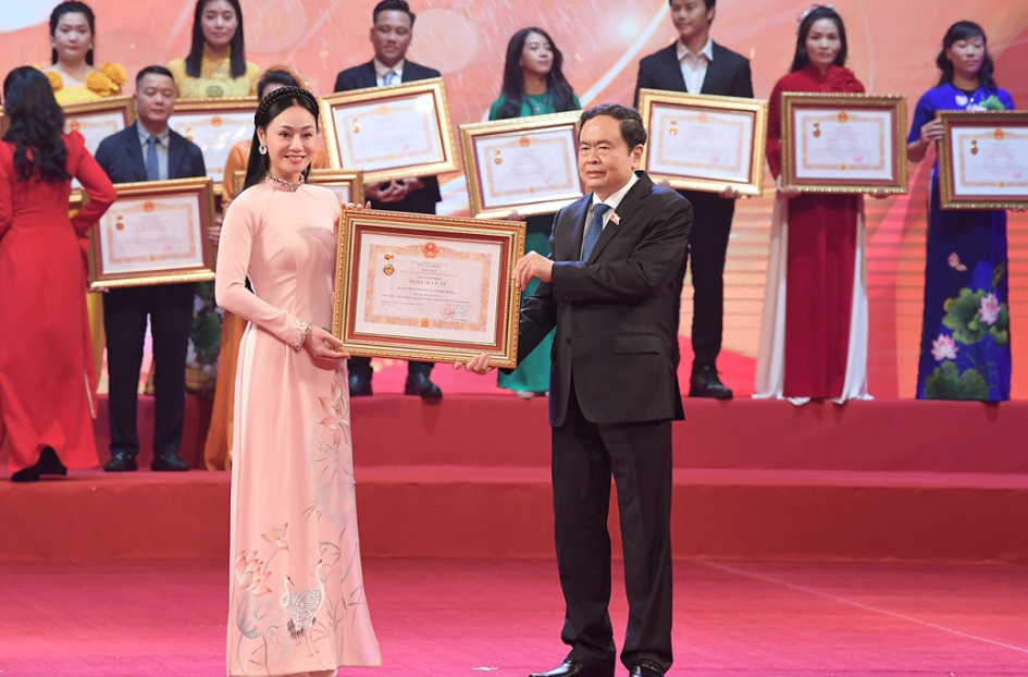 Trần Lực, Quốc Khánh, Mỹ Uyên, Quốc Trung... nhận danh hiệu Nghệ sĩ Nhân dân Trần Lực, Quốc Khánh, Mỹ Uyên, Quốc Trung... nhận danh hiệu Nghệ sĩ Nhân dân