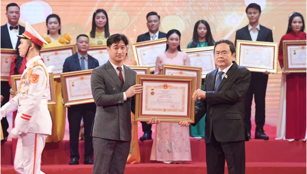 Trần Lực, Quốc Khánh, Mỹ Uyên, Quốc Trung... nhận danh hiệu Nghệ sĩ Nhân dân Trần Lực, Quốc Khánh, Mỹ Uyên, Quốc Trung... nhận danh hiệu Nghệ sĩ Nhân dân