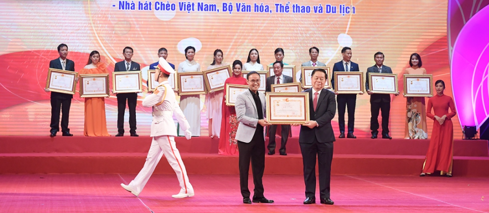 Trần Lực, Quốc Khánh, Mỹ Uyên, Quốc Trung... nhận danh hiệu Nghệ sĩ Nhân dân Trần Lực, Quốc Khánh, Mỹ Uyên, Quốc Trung... nhận danh hiệu Nghệ sĩ Nhân dân
