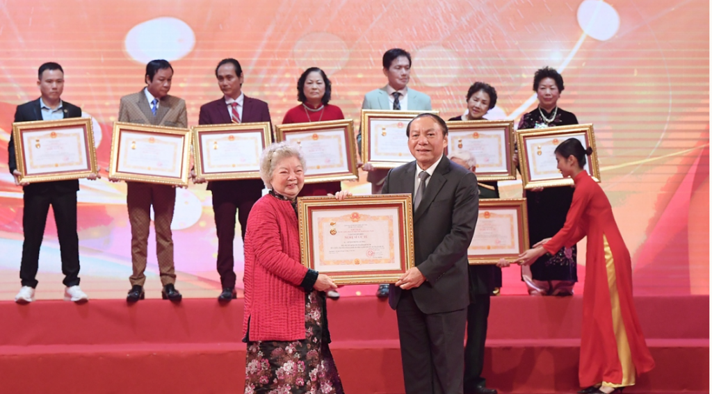Trần Lực, Quốc Khánh, Mỹ Uyên, Quốc Trung... nhận danh hiệu Nghệ sĩ Nhân dân Trần Lực, Quốc Khánh, Mỹ Uyên, Quốc Trung... nhận danh hiệu Nghệ sĩ Nhân dân