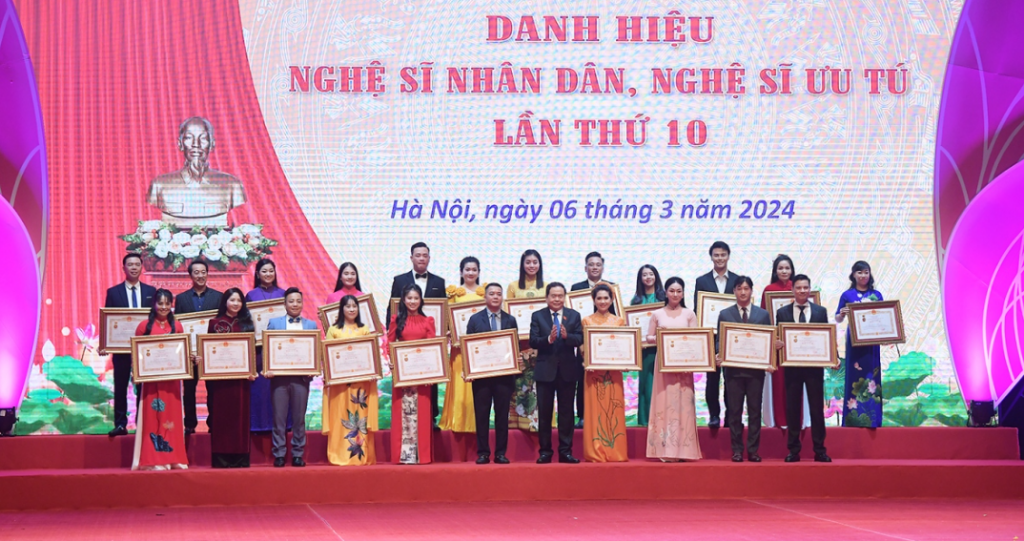 Trần Lực, Quốc Khánh, Mỹ Uyên, Quốc Trung... nhận danh hiệu Nghệ sĩ Nhân dân Trần Lực, Quốc Khánh, Mỹ Uyên, Quốc Trung... nhận danh hiệu Nghệ sĩ Nhân dân