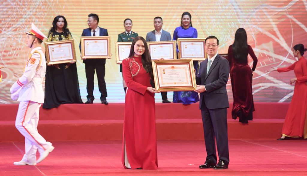 Trần Lực, Quốc Khánh, Mỹ Uyên, Quốc Trung... nhận danh hiệu Nghệ sĩ Nhân dân Trần Lực, Quốc Khánh, Mỹ Uyên, Quốc Trung... nhận danh hiệu Nghệ sĩ Nhân dân