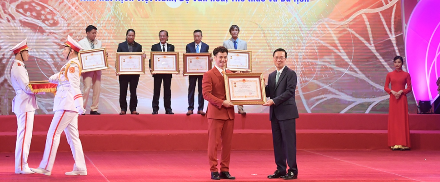 Trần Lực, Quốc Khánh, Mỹ Uyên, Quốc Trung... nhận danh hiệu Nghệ sĩ Nhân dân Trần Lực, Quốc Khánh, Mỹ Uyên, Quốc Trung... nhận danh hiệu Nghệ sĩ Nhân dân