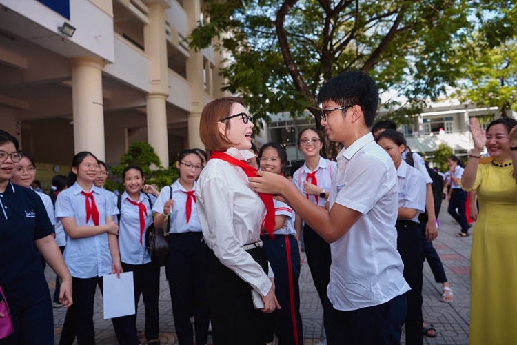 Lý Nhã Kỳ tặng học bổng cho trường cũ