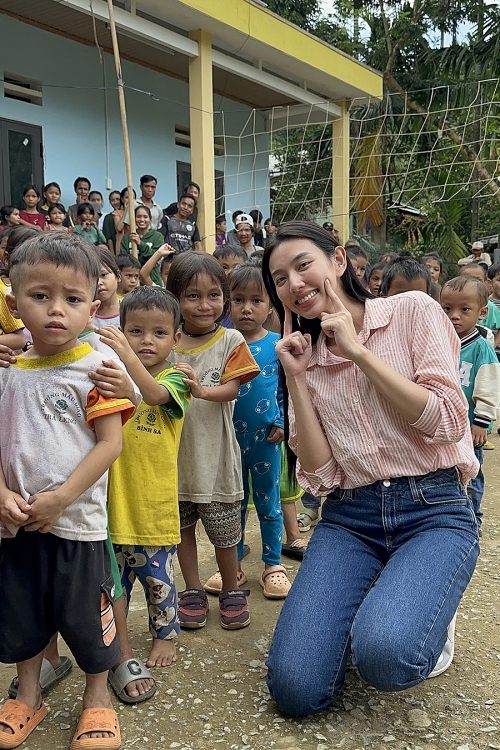 Hoa hậu Thùy Tiên cùng Quang Linh Team mang dự án ý nghĩa đến Quảng Nam