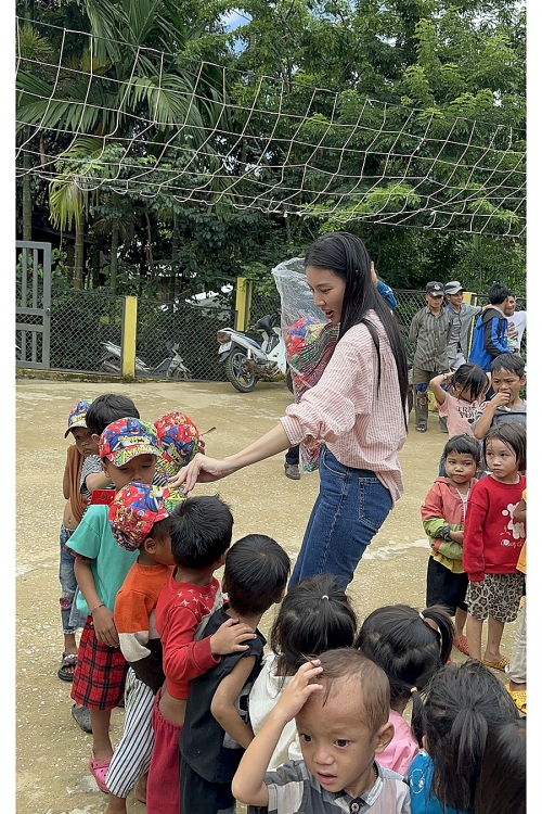 Hoa hậu Thùy Tiên cùng Quang Linh Team mang dự án ý nghĩa đến Quảng Nam