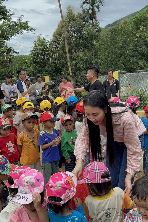 Hoa hậu Thùy Tiên cùng Quang Linh Team mang dự án ý nghĩa đến Quảng Nam