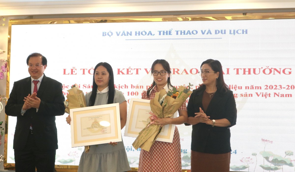 Phó trưởng Ban Tuyên giáo Trung ương Đinh Thị Mai; Thứ trưởng Bộ VHTTDL Tạ Quang Đông trao giải Ba kịch bản phim truyện