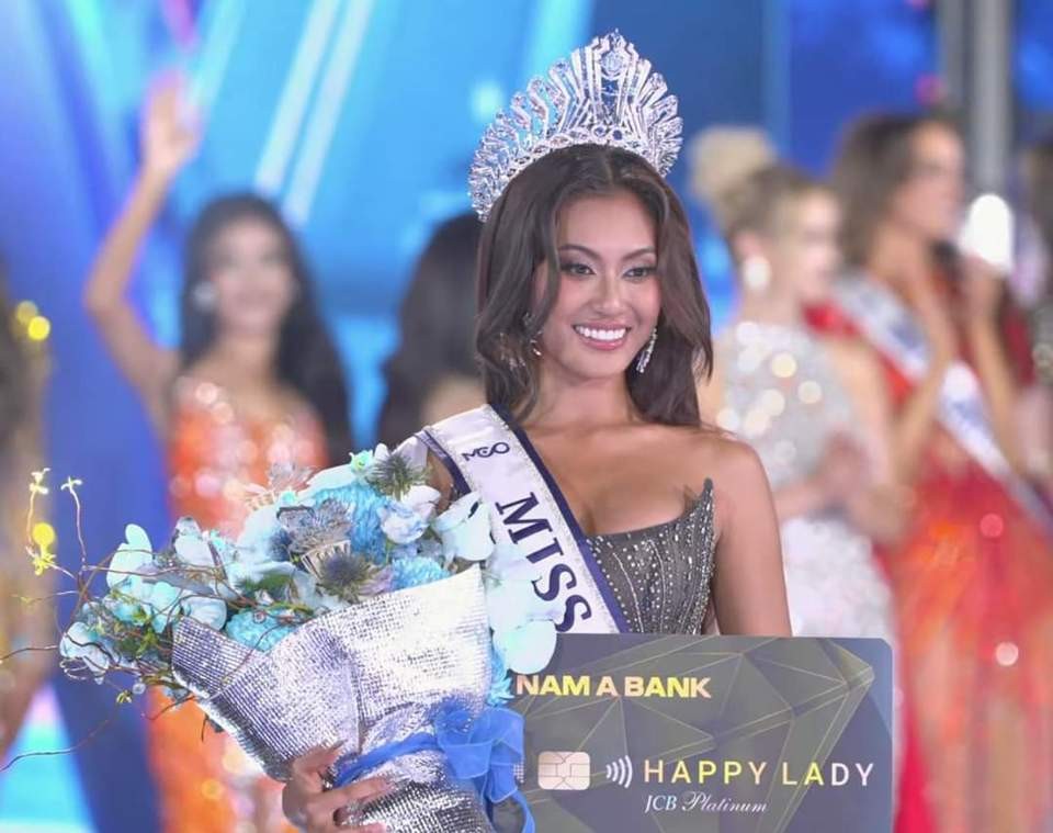 'Miss Cosmo Indonesia' Ketut Permata Juliastrid đăng quang 'Miss Cosmo 2024'