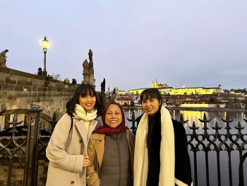 Trang Nhung và con gái đưa Siu Black đi dạo phố châu Âu