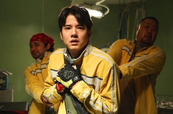 Nam thần Mario Maurer đổi nghề làm shipper trong phim 'Rider: Giao hàng cho ma'