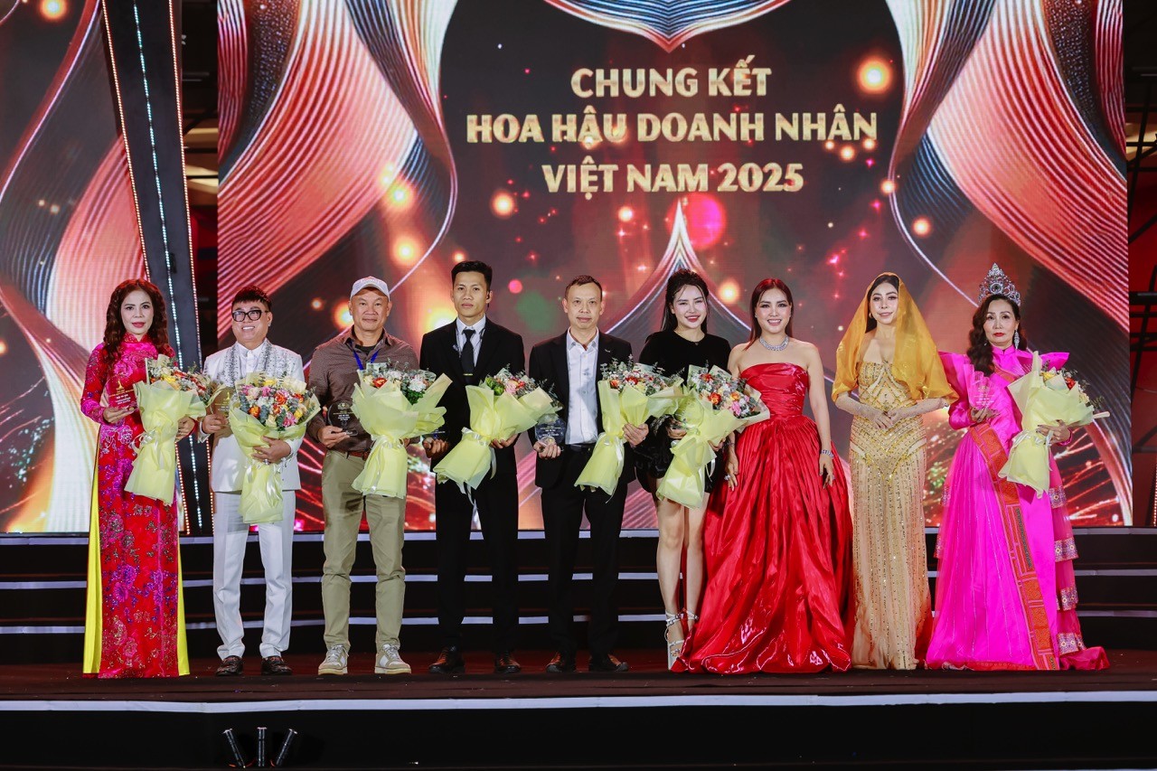 Ngọc Sơn và Chủ tịch Đặng Gia Bena trao vương miện cho tân 'Hoa hậu doanh nhân Việt Nam 2025'