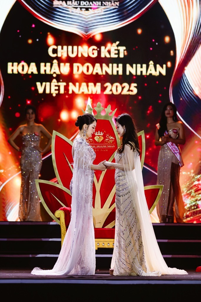 Ngọc Sơn và Chủ tịch Đặng Gia Bena trao vương miện cho tân 'Hoa hậu doanh nhân Việt Nam 2025'