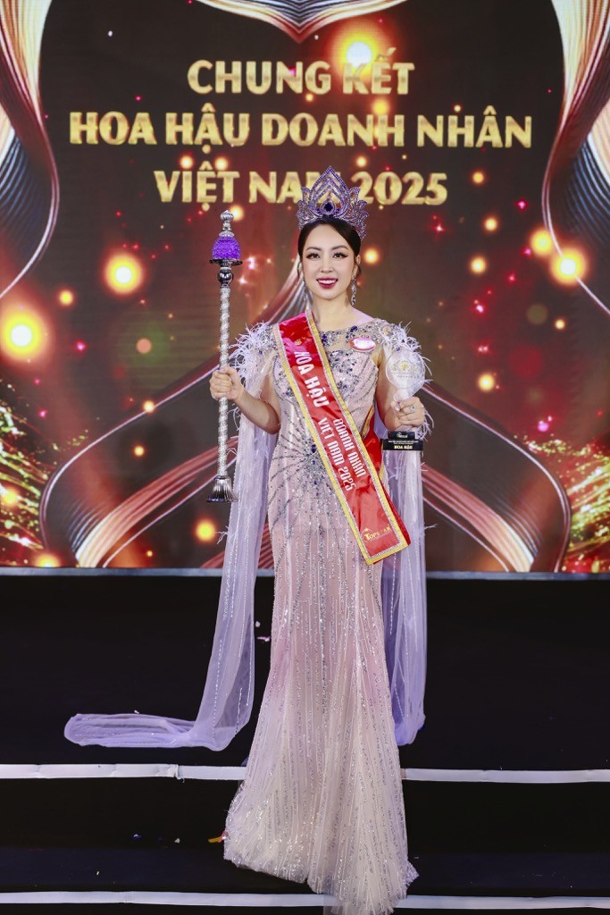 Ngọc Sơn và Chủ tịch Đặng Gia Bena trao vương miện cho tân 'Hoa hậu doanh nhân Việt Nam 2025'