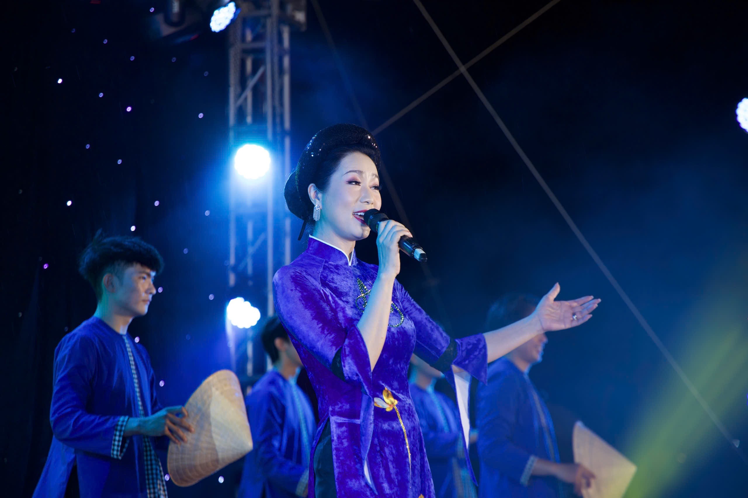 NSND Trịnh Kim Chi, NSƯT Tú Sương, nghệ sĩ Thanh Hằng trình diễn tại Lễ hội Dinh Cô 2025