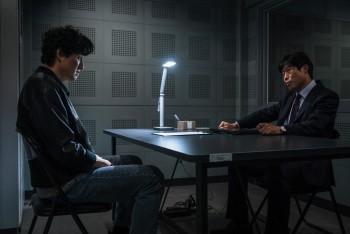 Vừa gây sốt với 'Khi cuộc đời cho bạn quả quýt', 'Gwan Sik' Park Hae Joo tái xuất màn ảnh rộng với hình tượng mới lạ trong 'Ba mặt lật kèo'