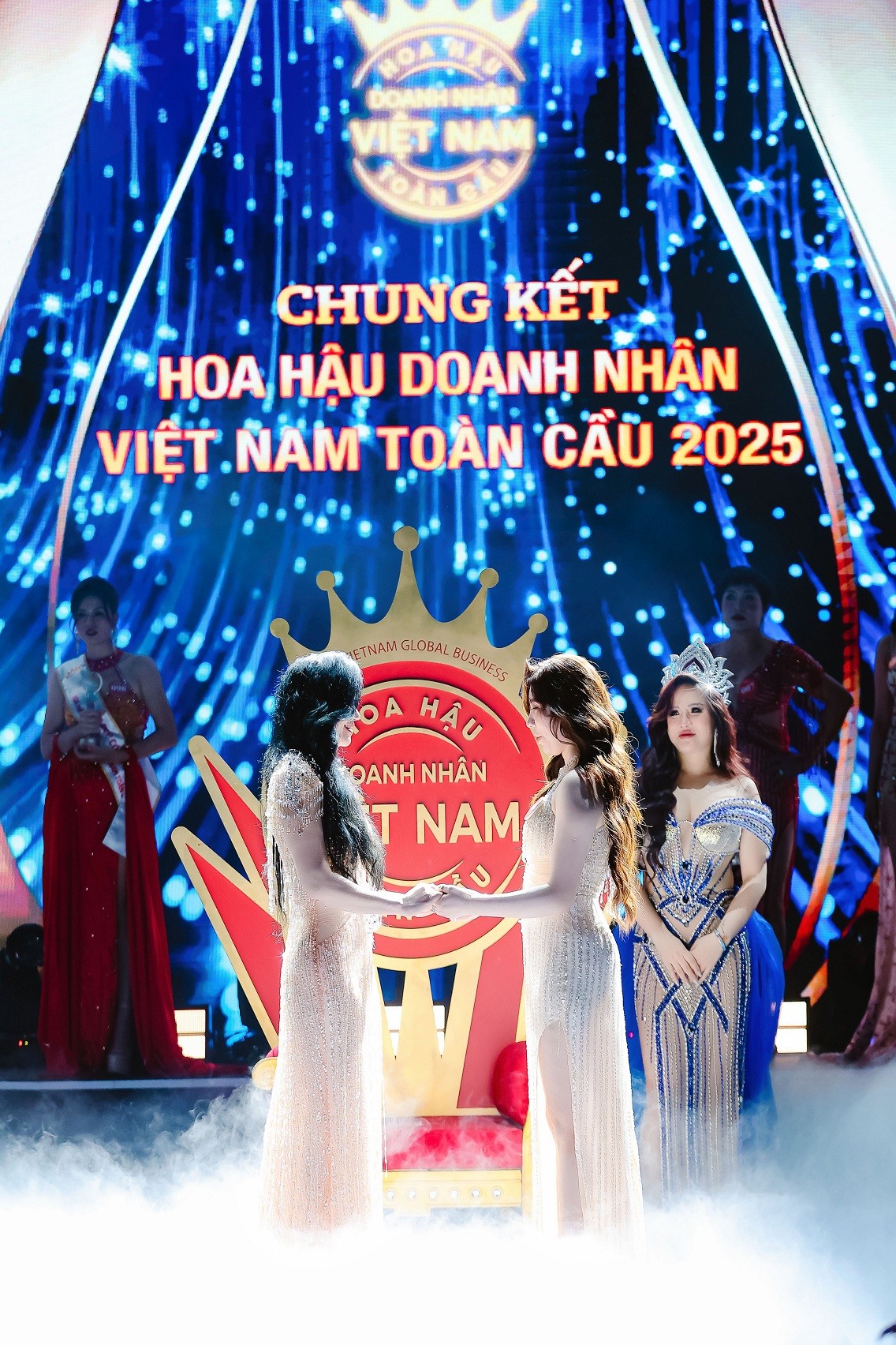 Diện áo dài đậm dấu ấn lịch sử đại lễ 30/4, Lương Thị Hương đăng quang 'Hoa hậu doanh nhân Việt Nam toàn cầu 2025'