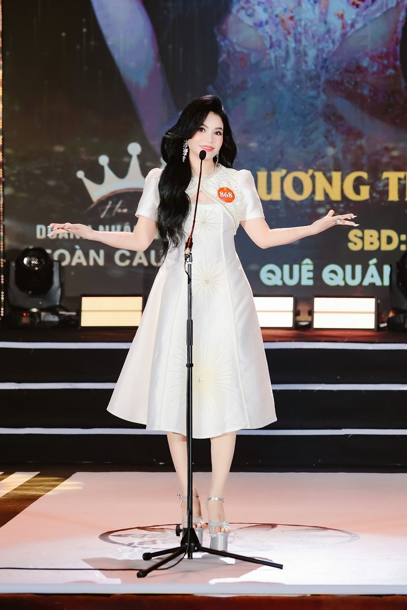 Diện áo dài đậm dấu ấn lịch sử đại lễ 30/4, Lương Thị Hương đăng quang 'Hoa hậu doanh nhân Việt Nam toàn cầu 2025'
