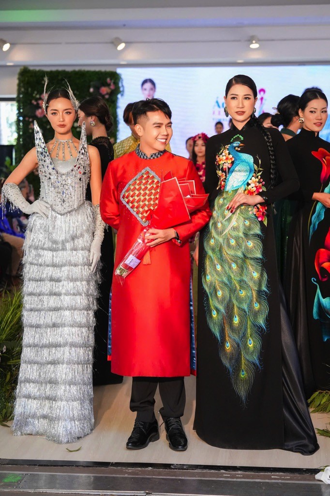 Minh Châu mang BST áo dài mới sang Mỹ, xúc động trước tình cảm khán giả
