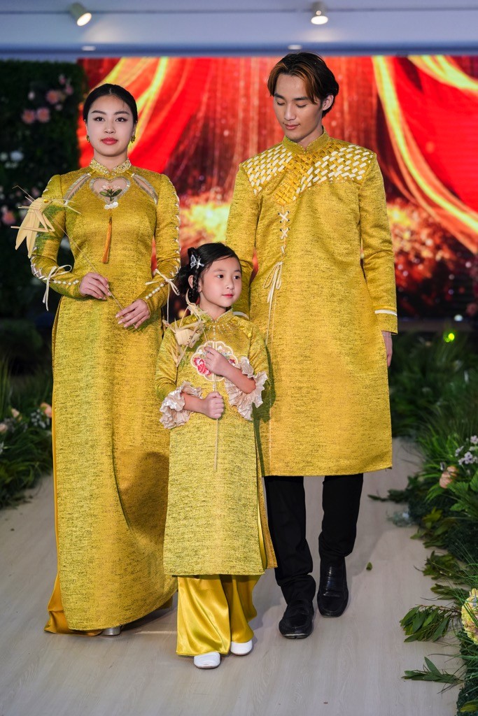 Minh Châu mang BST áo dài mới sang Mỹ, xúc động trước tình cảm khán giả