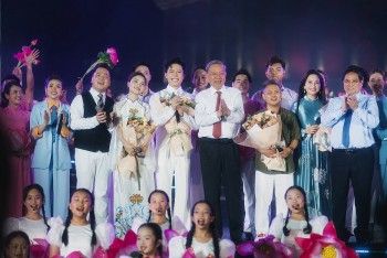 Anh Tú trình diễn ca khúc tự sáng tác 'Người là Hồ Chí Minh' trước Lăng Bác, được Tổng Bí thư Tô Lâm khen ngợi