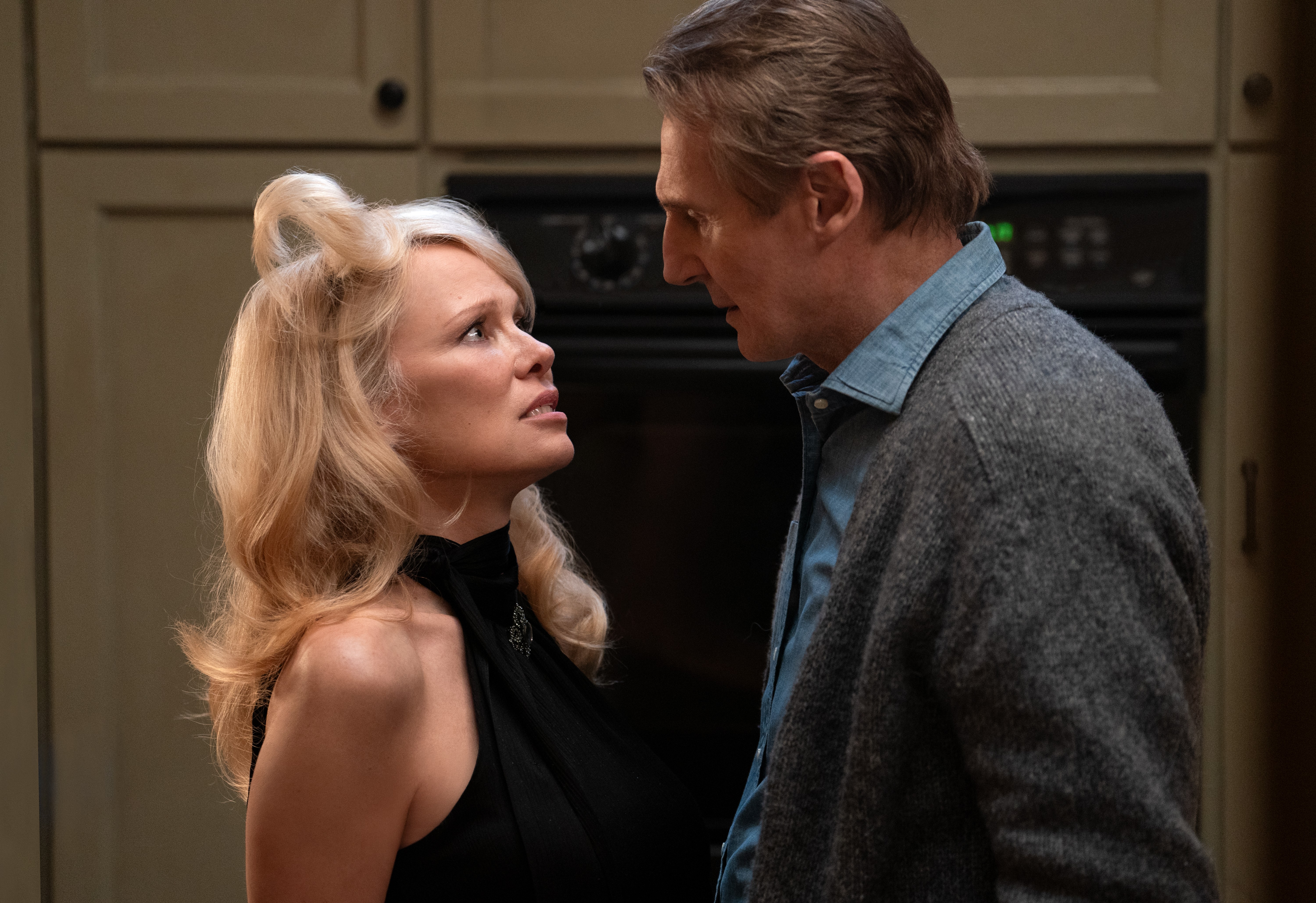 'Họng súng vô hình': 'Già gân' Liam Neeson 'quậy banh' mọi khuôn mẫu phim hình sự