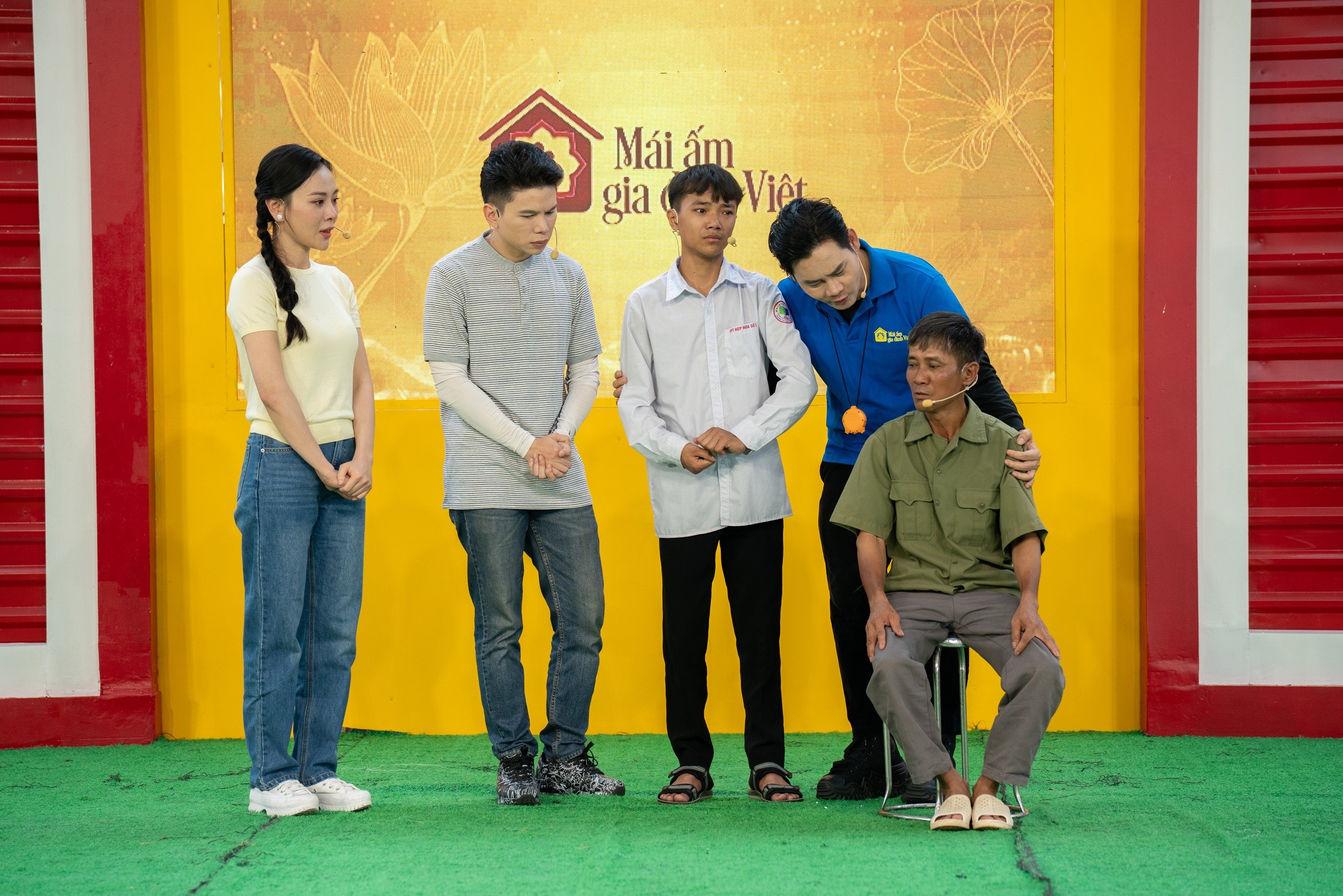 'Mái ấm gia đình Việt': Ca sĩ Hoàng Tôn và diễn viên Phương Oanh nghẹn lòng trước những em nhỏ sớm mất đi cha mẹ vì bệnh K