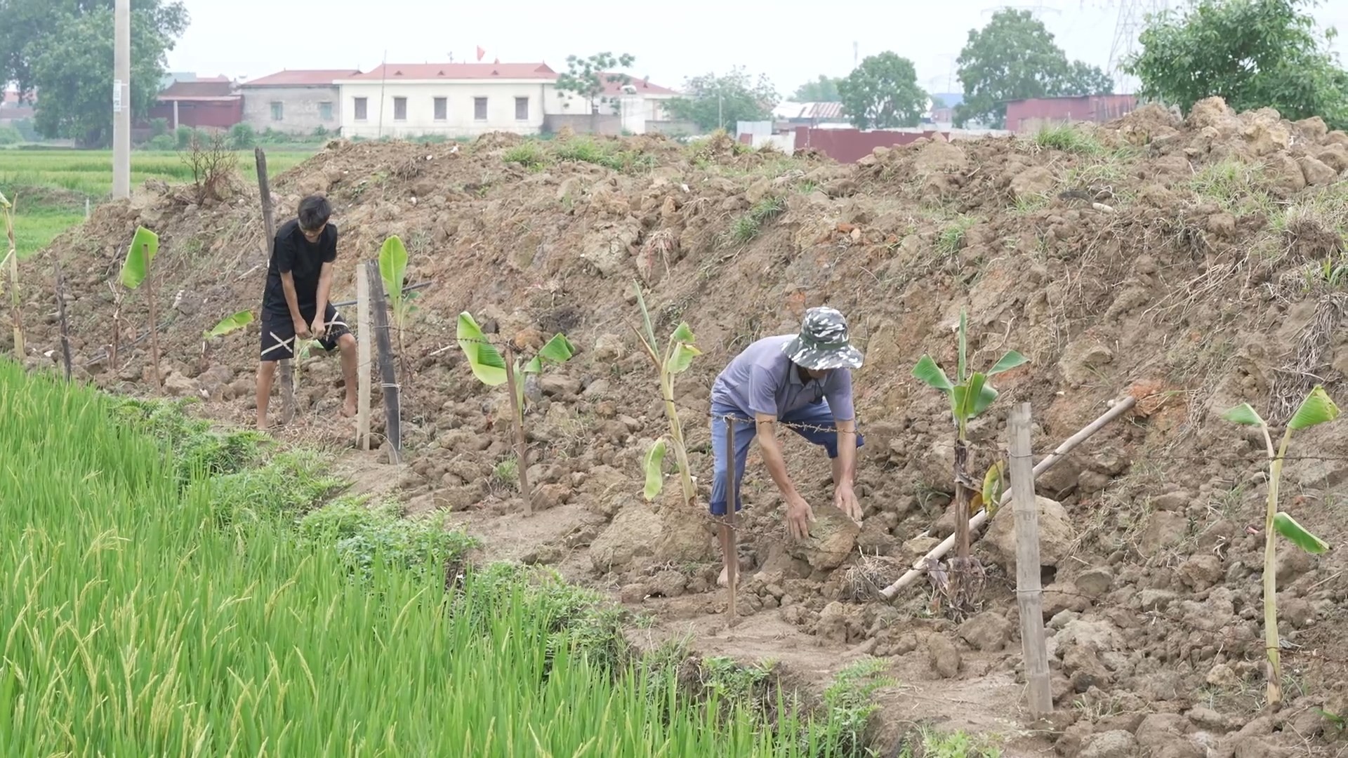 'Mái ấm gia đình Việt': Ca sĩ Hoàng Tôn và diễn viên Phương Oanh nghẹn lòng trước những em nhỏ sớm mất đi cha mẹ vì bệnh K