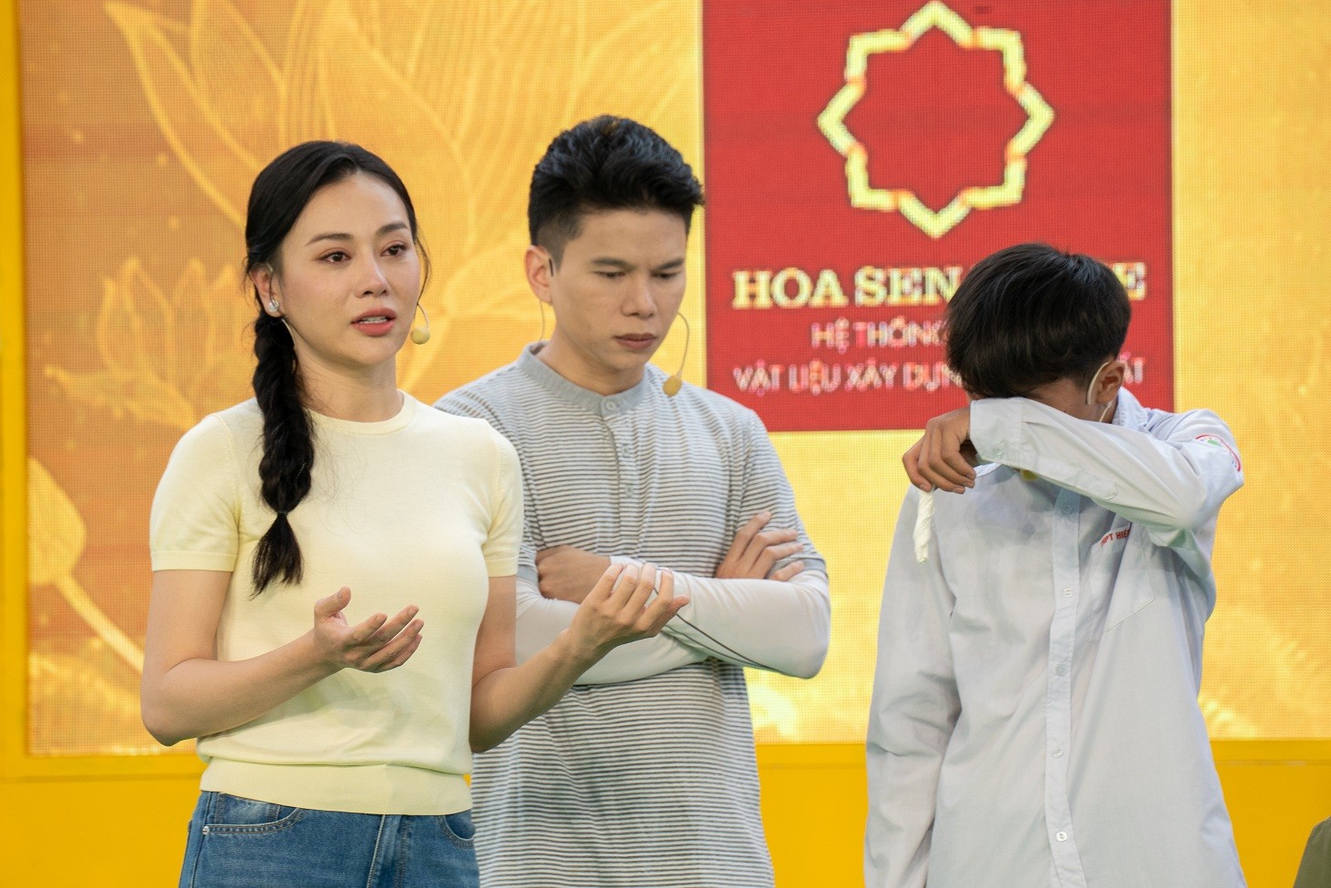 'Mái ấm gia đình Việt': Ca sĩ Hoàng Tôn và diễn viên Phương Oanh nghẹn lòng trước những em nhỏ sớm mất đi cha mẹ vì bệnh K