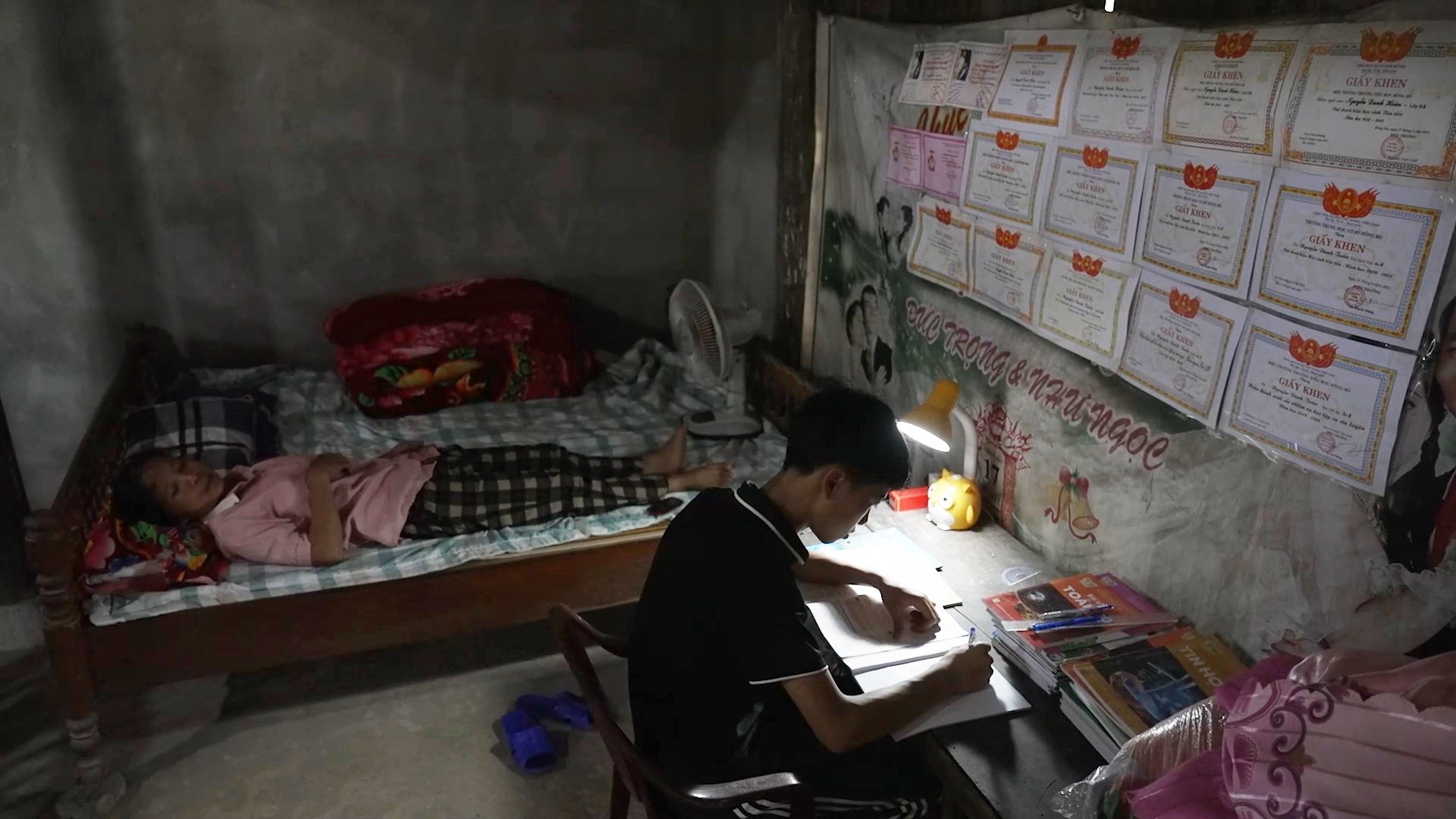 'Mái ấm gia đình Việt': Ca sĩ Hoàng Tôn và diễn viên Phương Oanh nghẹn lòng trước những em nhỏ sớm mất đi cha mẹ vì bệnh K