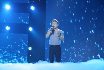 'Giai điệu ước mơ': NSƯT Vân Khánh nghẹn ngào, Kim Tử Long đồng cảm với quá khứ mưu sinh của ông chủ đoàn lô tô