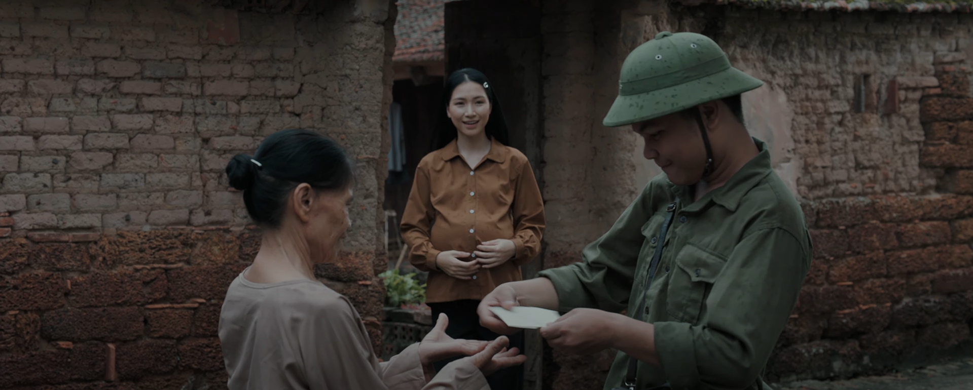 Hòa Minzy và những câu chuyện làm nên sức hút MV 'Nỗi đau giữa hòa bình'