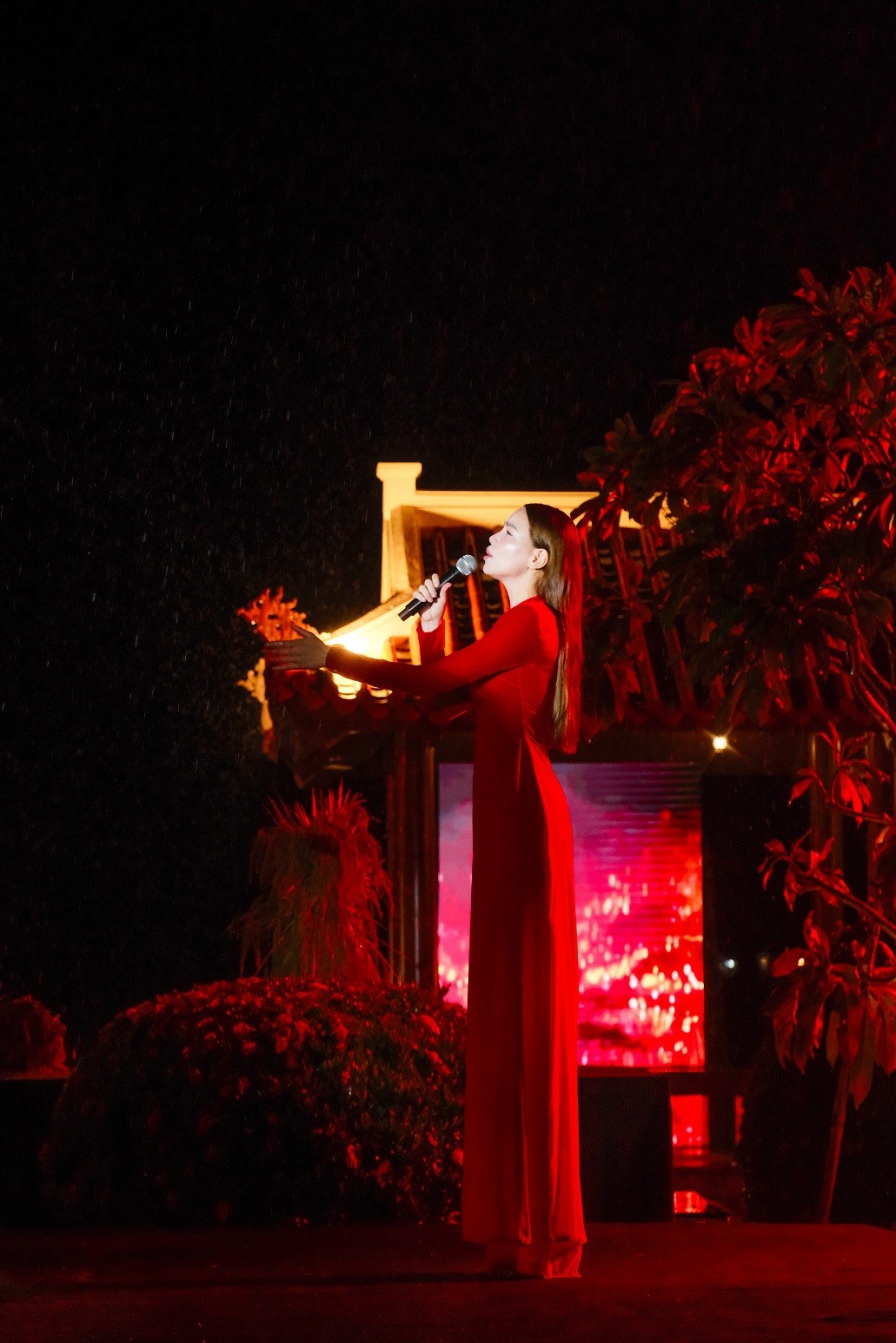 Hồ Ngọc Hà hát trong mưa tưởng nhớ các anh hùng liệt sĩ