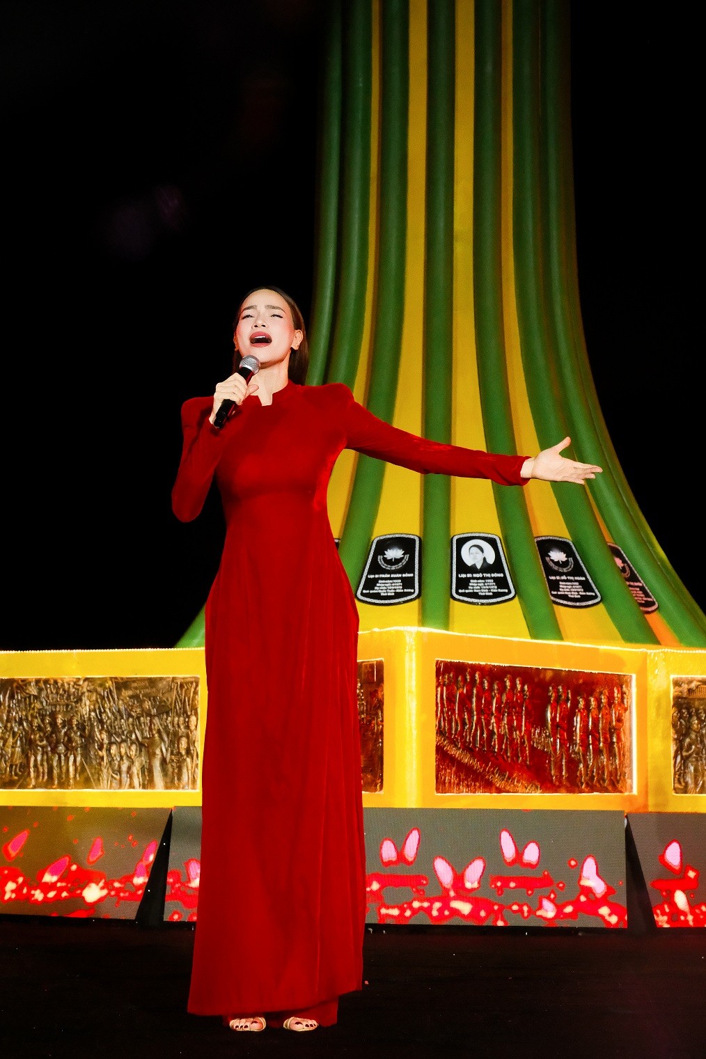 Hồ Ngọc Hà hát trong mưa tưởng nhớ các anh hùng liệt sĩ