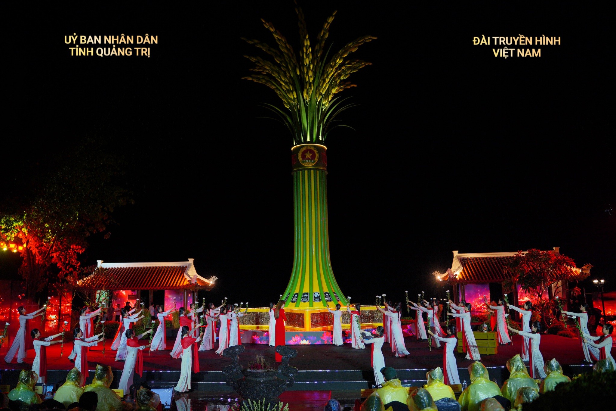 Hồ Ngọc Hà hát trong mưa tưởng nhớ các anh hùng liệt sĩ