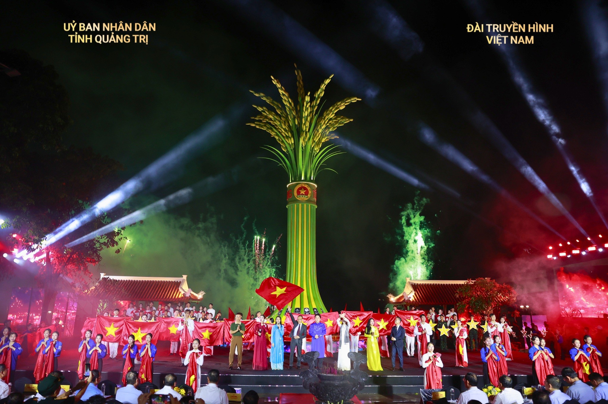 Hồ Ngọc Hà hát trong mưa tưởng nhớ các anh hùng liệt sĩ