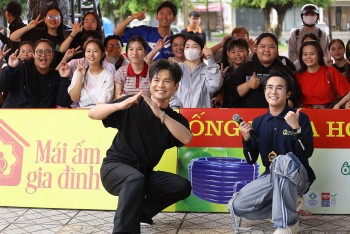 Ca sĩ Lâm Hùng cùng các nghệ sĩ đứng dưới mưa ghi hình cho 'Mái ấm gia đình Việt', miễn giúp các em nhỏ được hạnh phúc