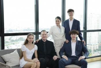 Diễn viên – Siêu mẫu Ngọc Nga tự hào khi hai con tự giành học bổng nước ngoài, học diễn xuất nối nghiệp mẹ