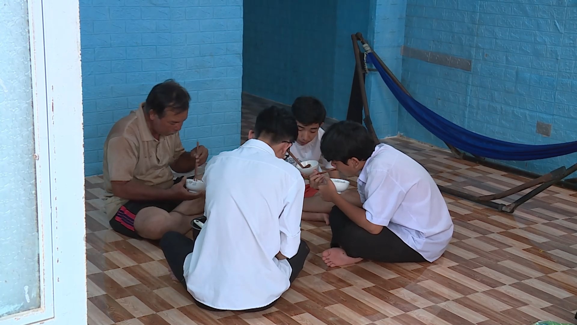 Hoa hậu Phương Linh và rapper Wean xúc động trước nghị lực của hai em nhỏ trong 'Mái ấm gia đình Việt'