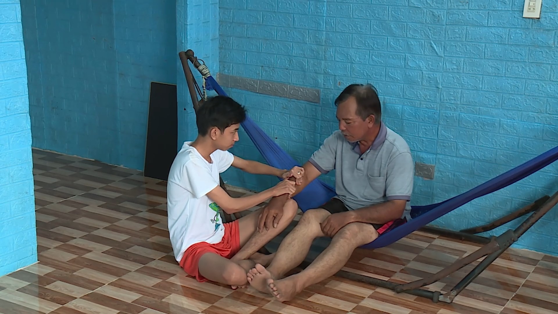 Hoa hậu Phương Linh và rapper Wean xúc động trước nghị lực của hai em nhỏ trong 'Mái ấm gia đình Việt'