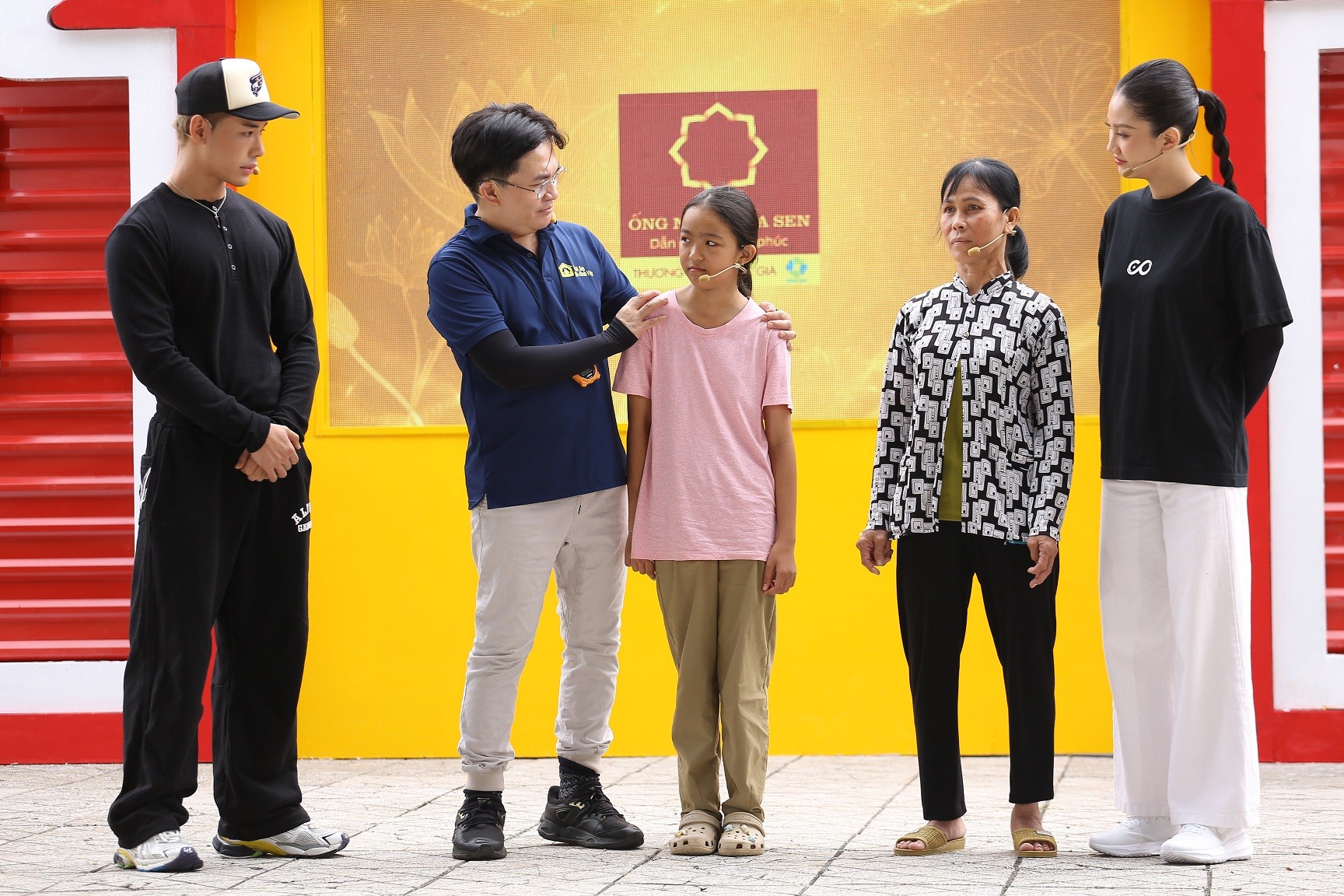 Hoa hậu Phương Linh và rapper Wean xúc động trước nghị lực của hai em nhỏ trong 'Mái ấm gia đình Việt'