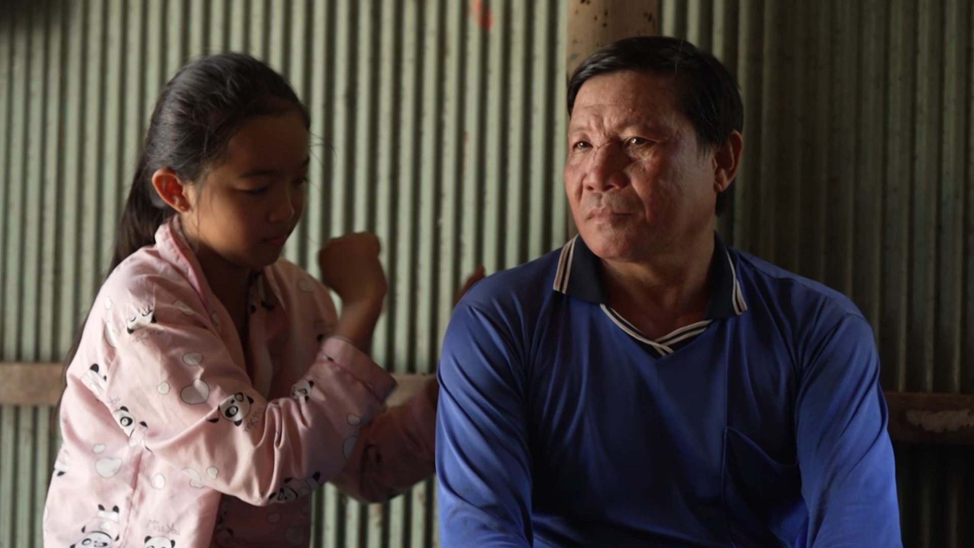 Hoa hậu Phương Linh và rapper Wean xúc động trước nghị lực của hai em nhỏ trong 'Mái ấm gia đình Việt'