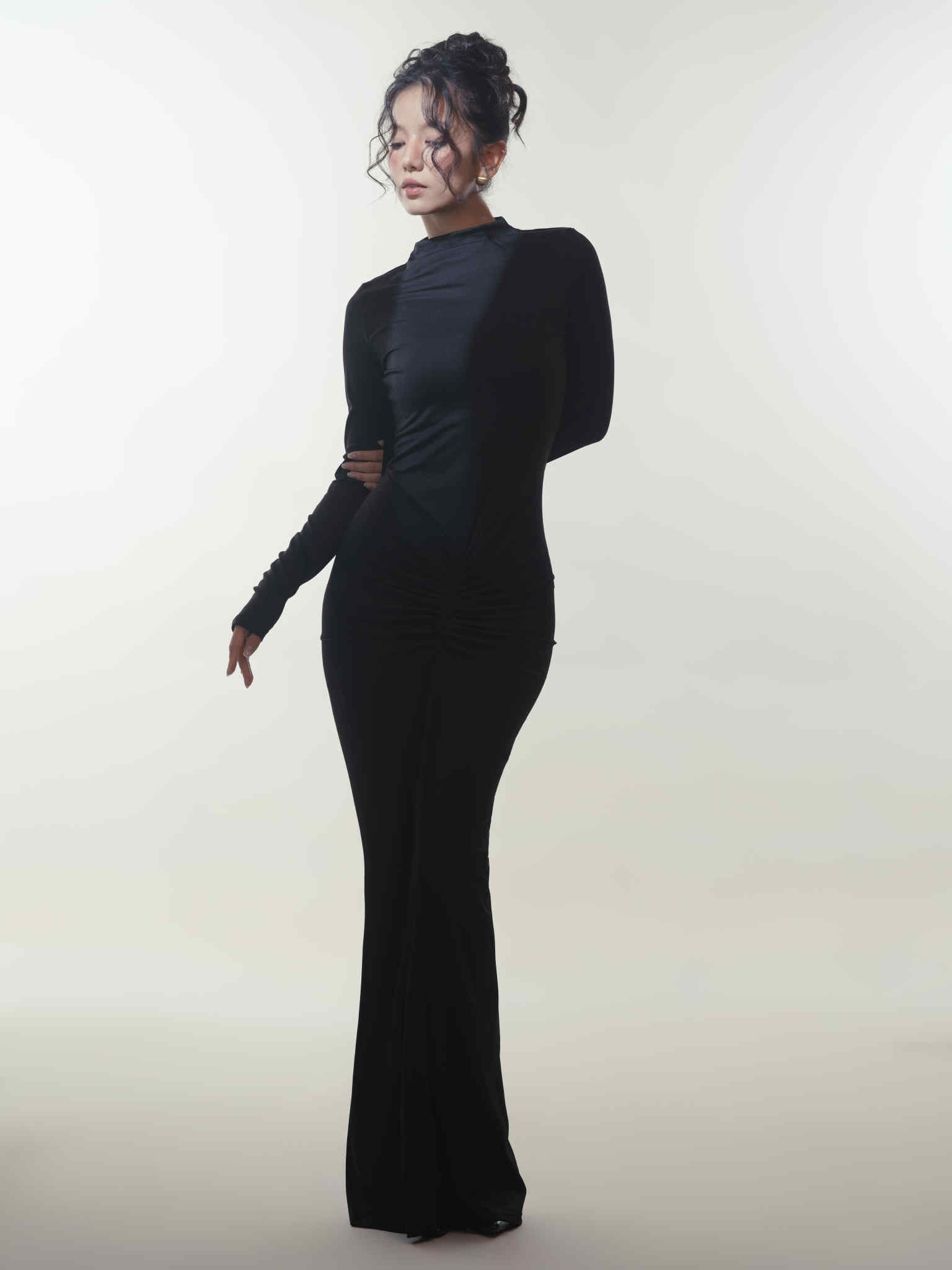 'O Hồng' Hạ Anh đánh dấu bước chuyển hình ảnh sau 'Mưa đỏ'