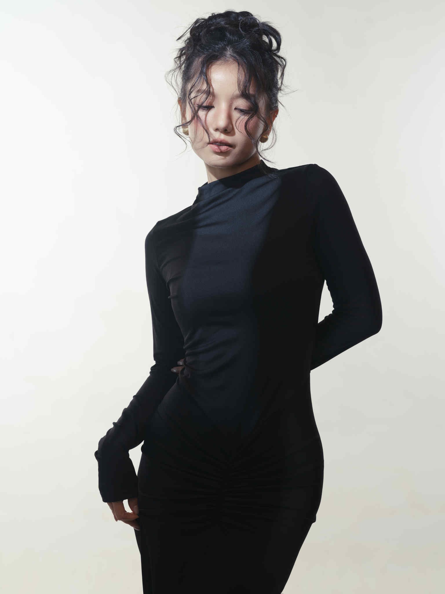 'O Hồng' Hạ Anh đánh dấu bước chuyển hình ảnh sau 'Mưa đỏ'