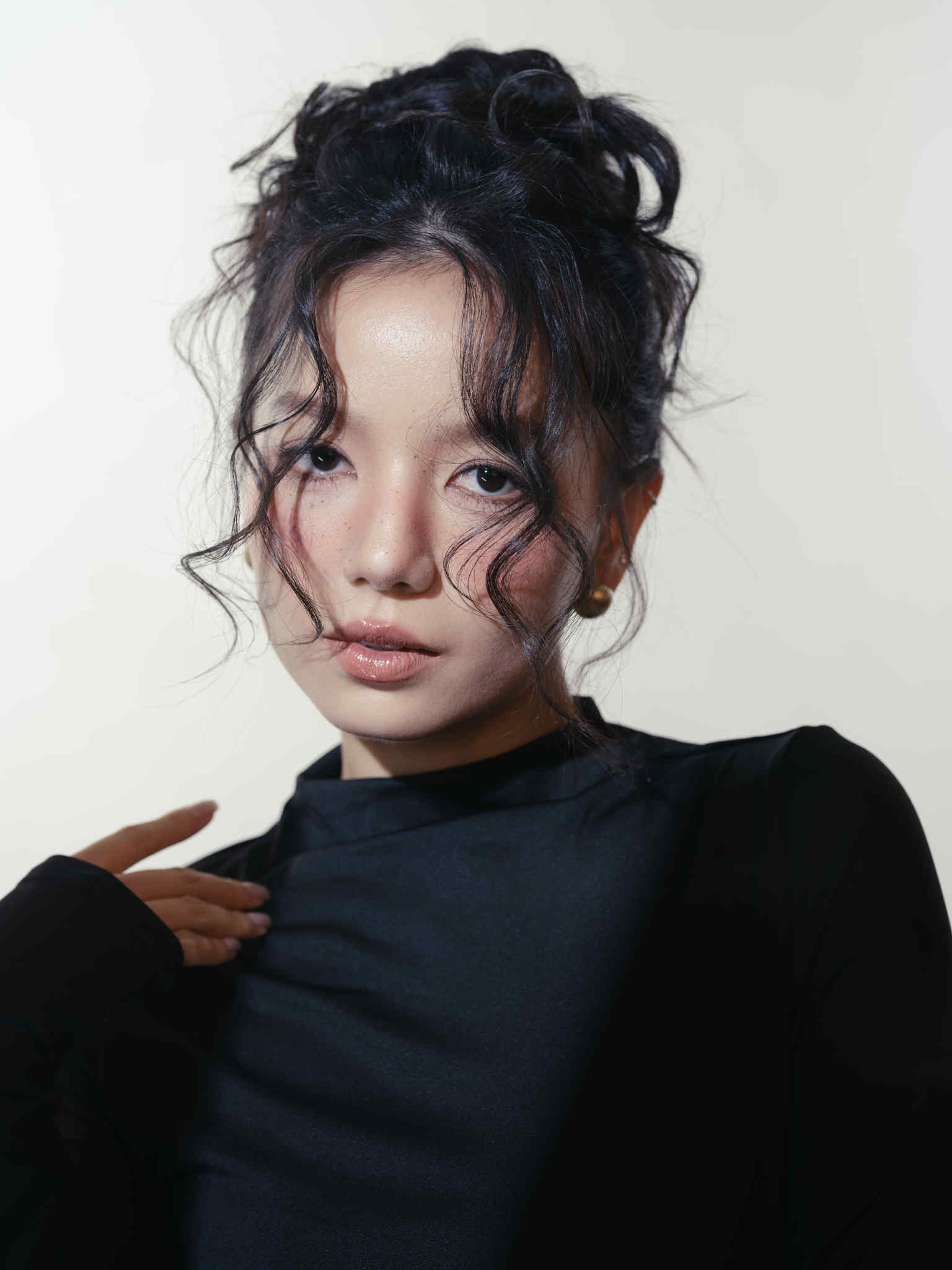 'O Hồng' Hạ Anh đánh dấu bước chuyển hình ảnh sau 'Mưa đỏ'